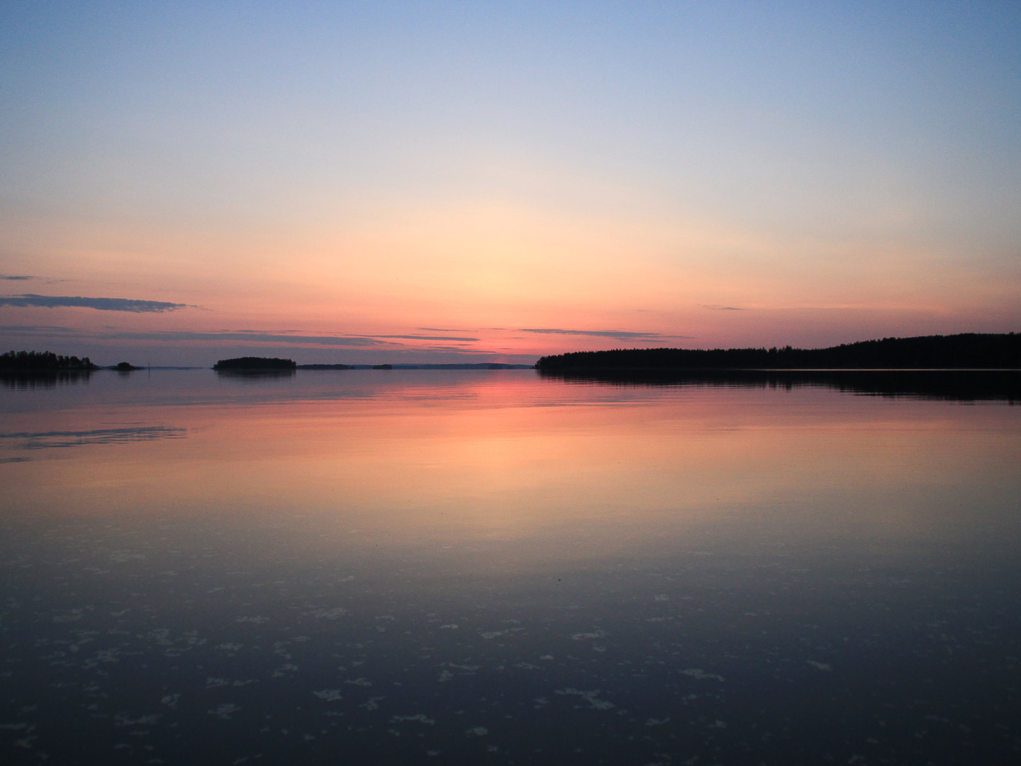 Auringonlasku järvellä.